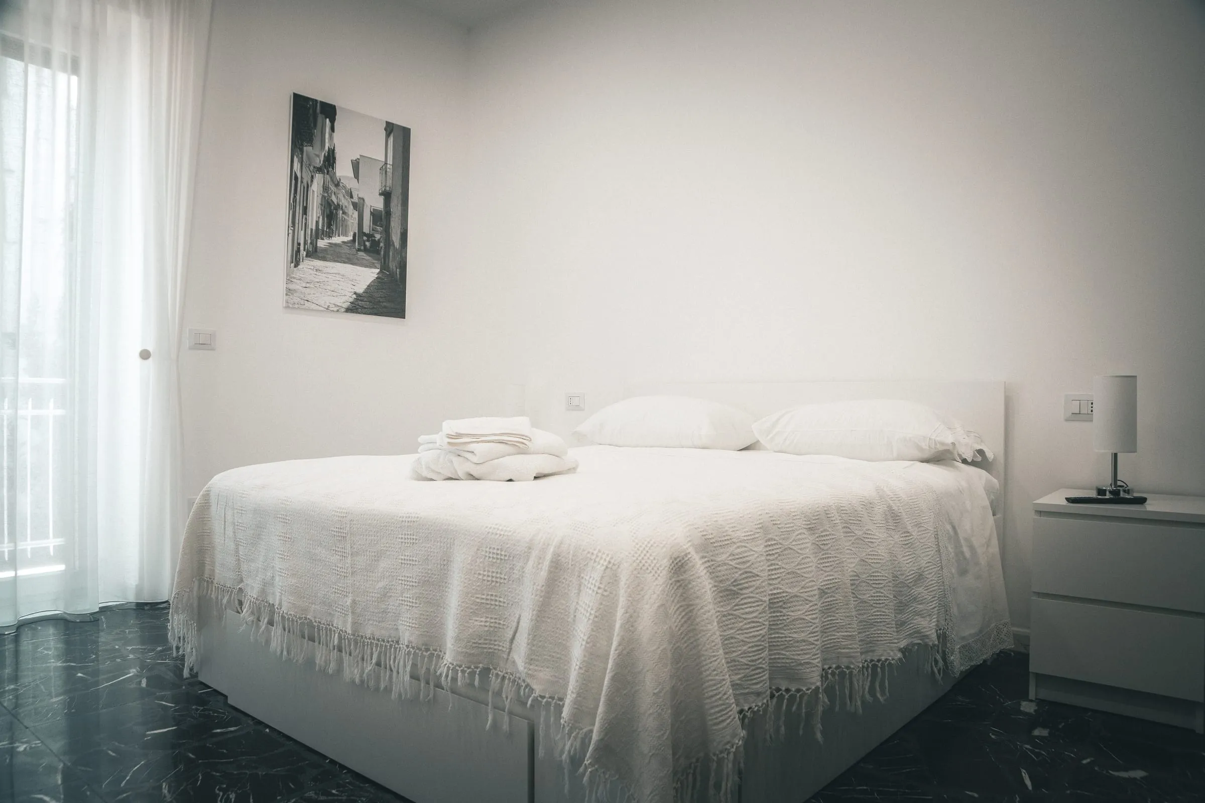Camera Mimì: letto matrimoniale con copriletto bianco