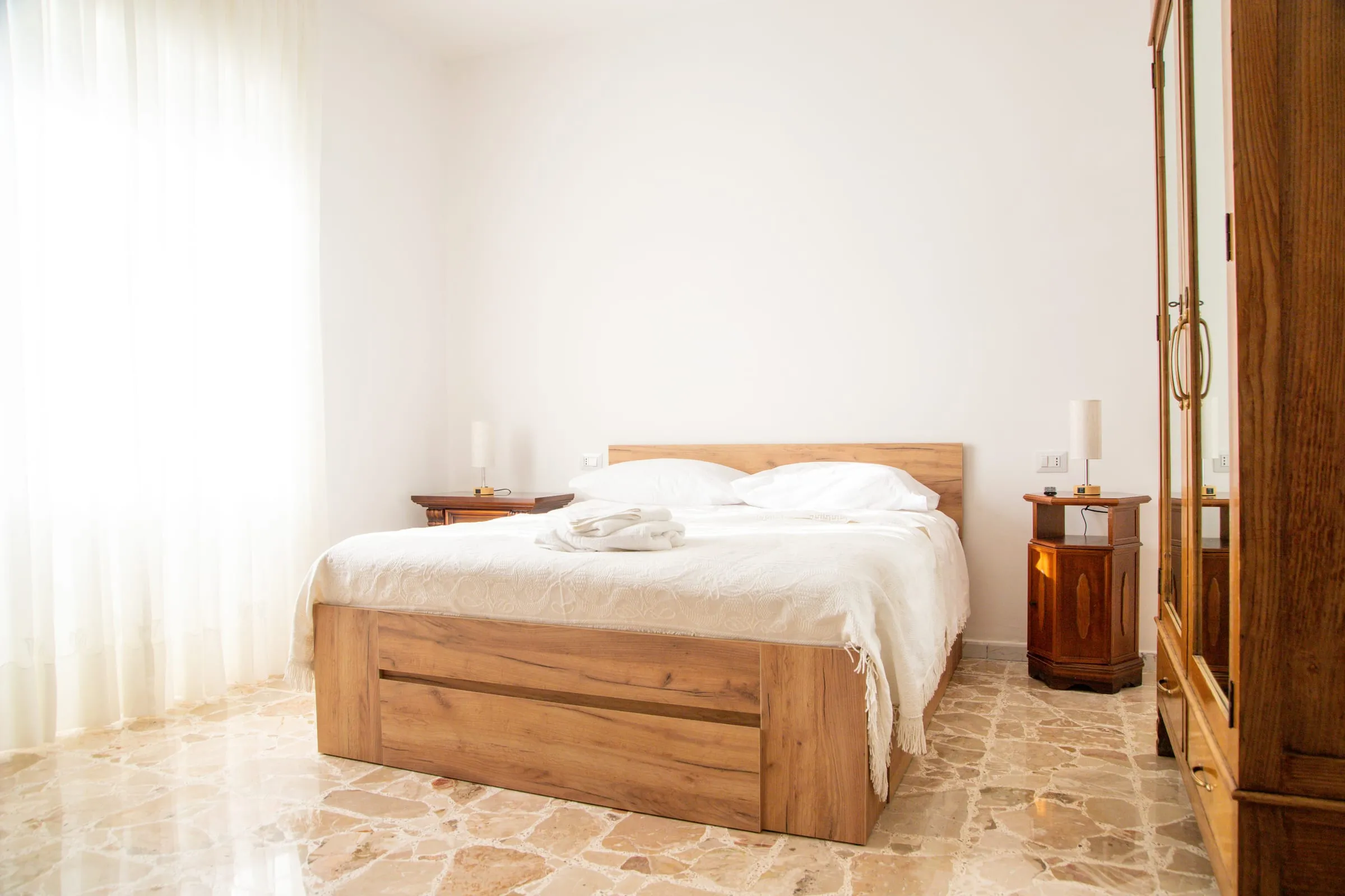 Camera NiCa: letto matrimoniale in legno chiaro
