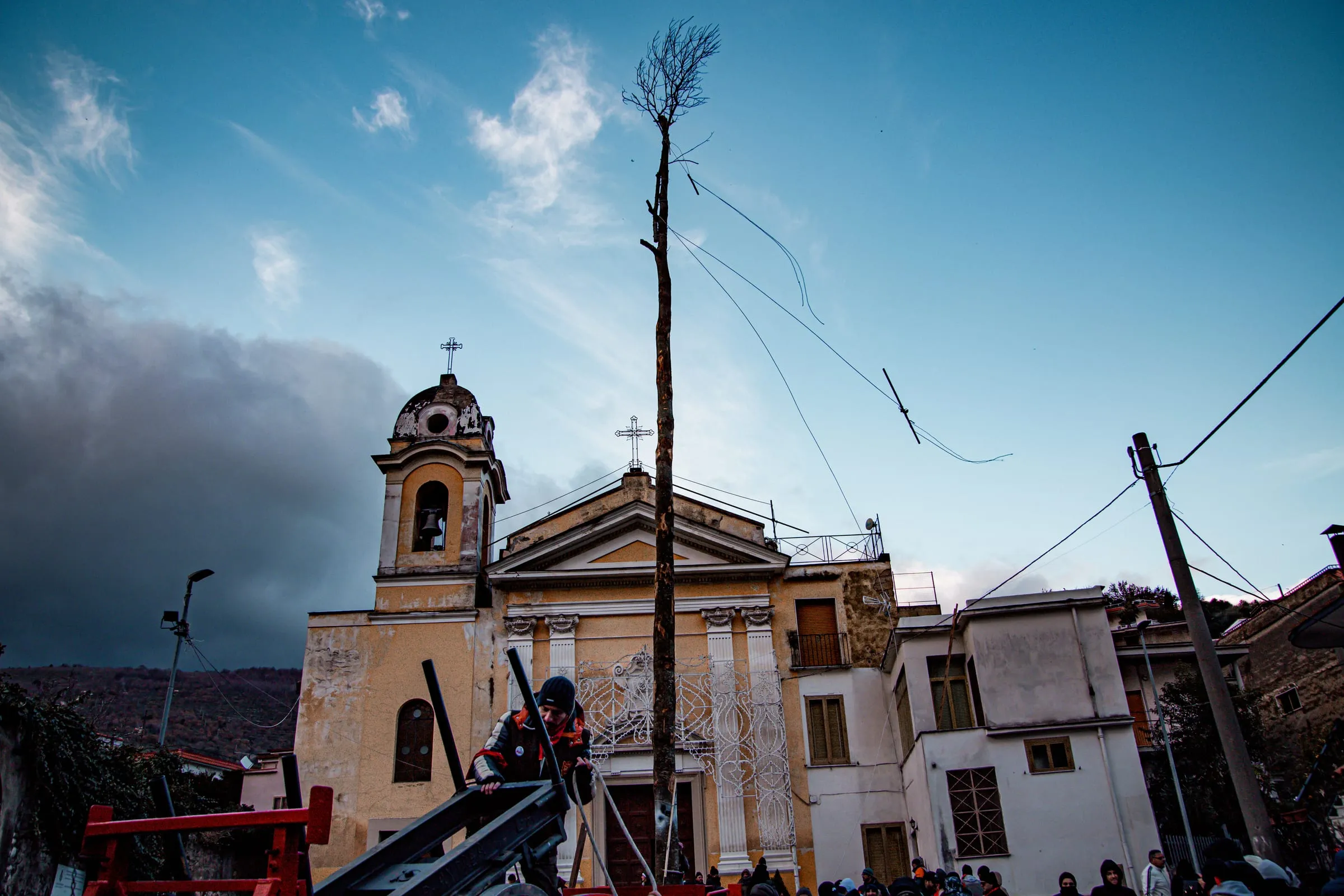Il Maio davanti alla chiesa di Baiano